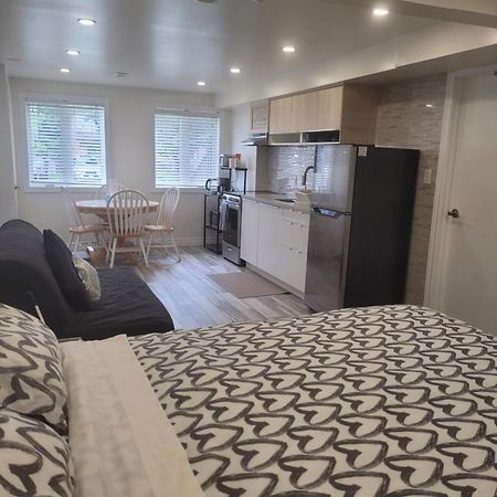 Modern Studio With Kitchenette And Bath Guelph Exterior foto