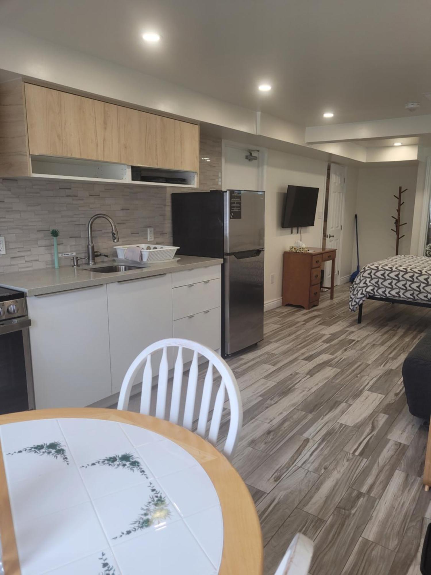 Modern Studio With Kitchenette And Bath Guelph Exterior foto