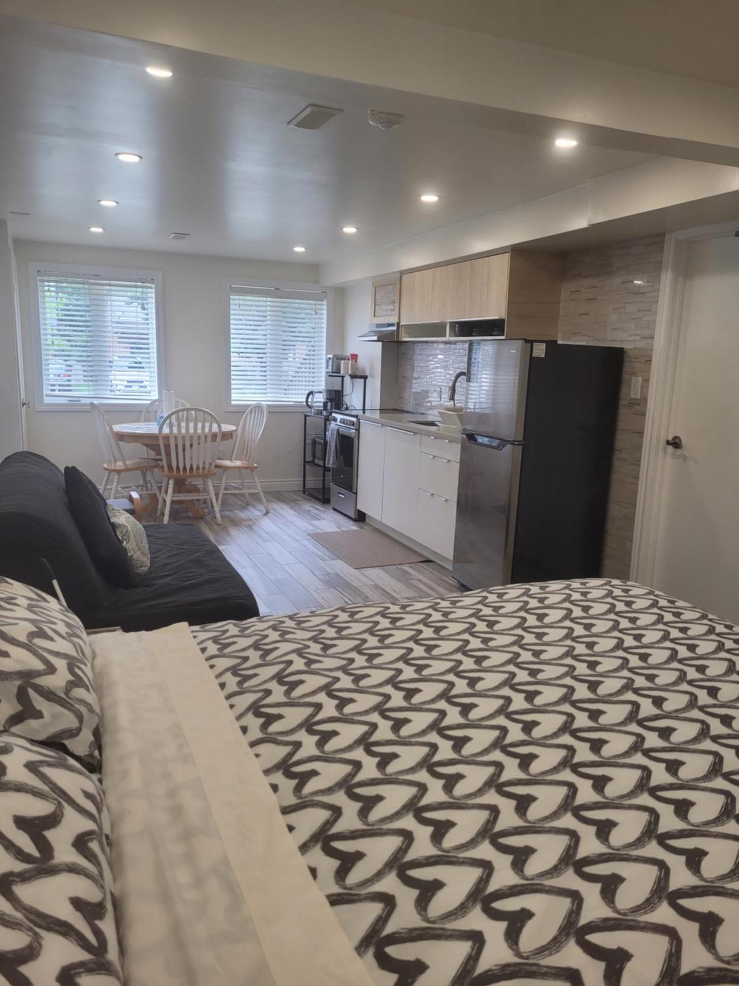 Modern Studio With Kitchenette And Bath Guelph Exterior foto