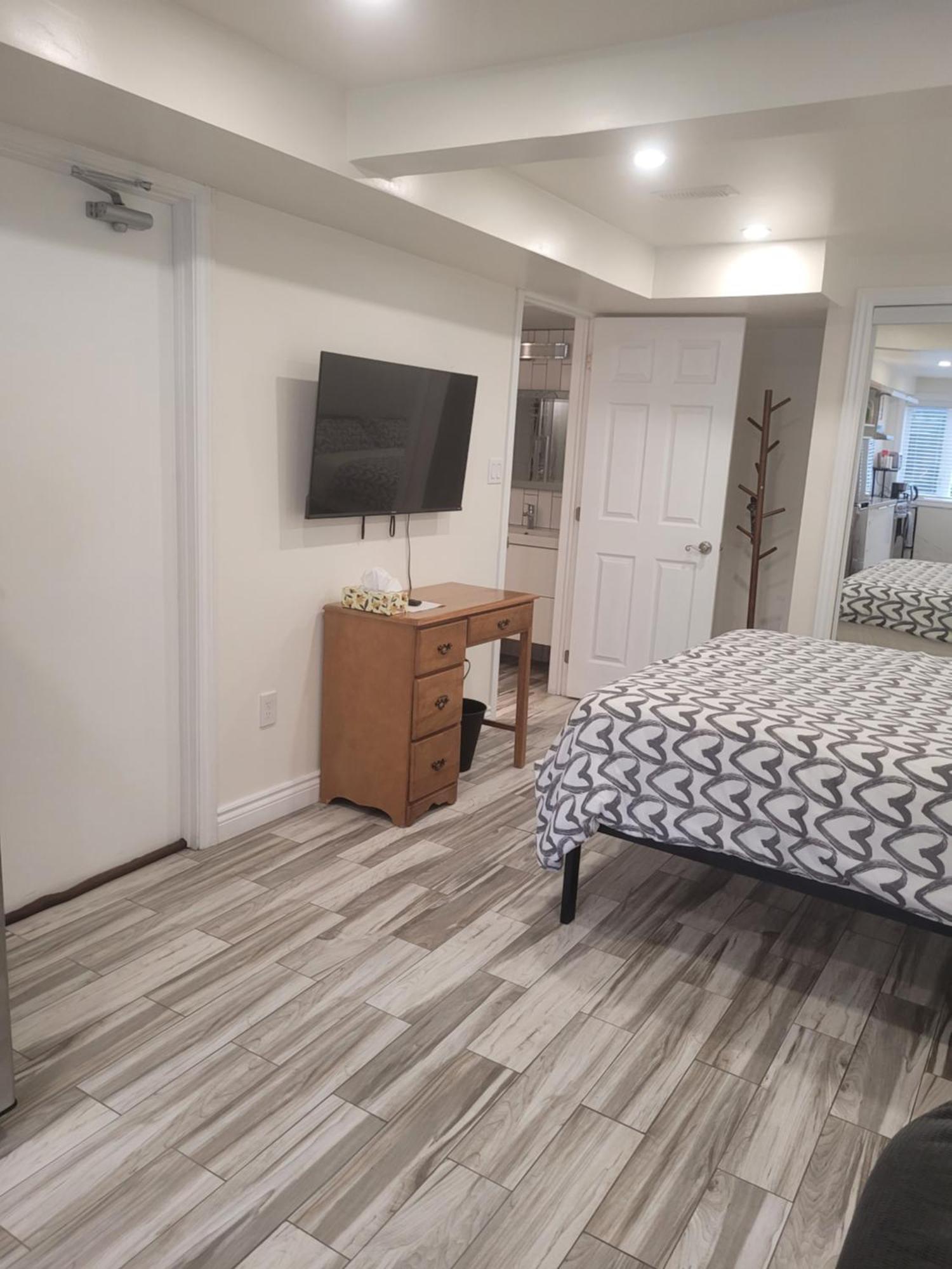 Modern Studio With Kitchenette And Bath Guelph Exterior foto